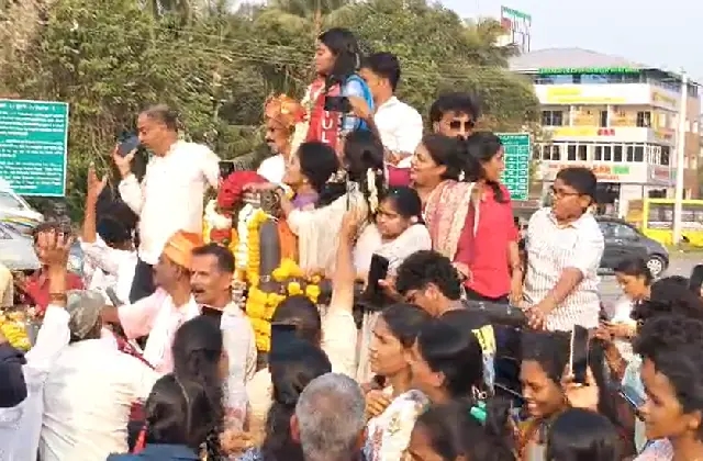 ಬಿಗ್‌ಬಾಸ್‌ ಸೀಸನ್ 12ರ ರನ್ನರ್‌ ಅಪ್‌ ಪ್ರಶಸ್ತಿ ಗೆದ್ದು ಹುಟ್ಟೂರಿಗೆ ಆಗಮಿಸಿದ ರಕ್ಷಿತಾ ಶೆಟ್ಟಿಗೆ ಅದ್ಧೂರಿ ಸ್ವಾಗತ - News Karnataka