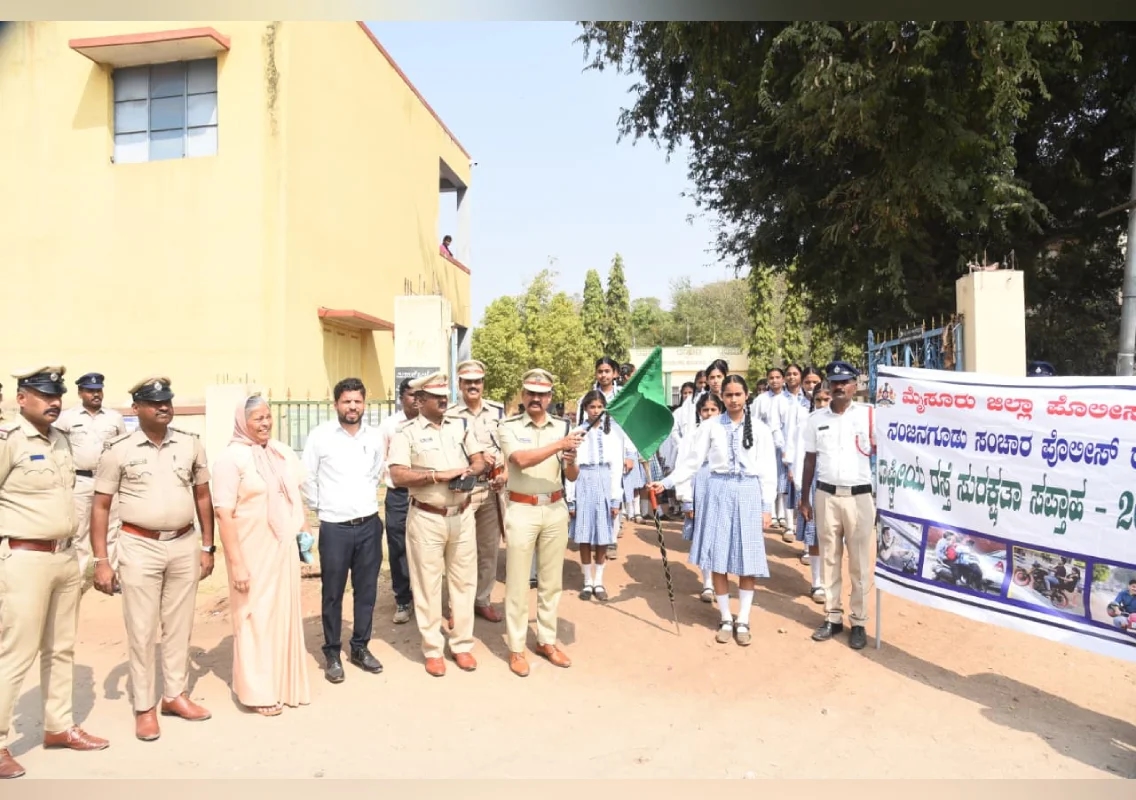 ರಾಷ್ಟ್ರೀಯ ರಸ್ತೆ ಸುರಕ್ಷತಾ ಮಾಸಾಚರಣೆಗೆ ಎ‌ಸ್.ಪಿ ಮಲ್ಲಿಕಾರ್ಜುನ ಬಾಲದಂಡಿ ಚಾಲನೆ - News Karnataka
