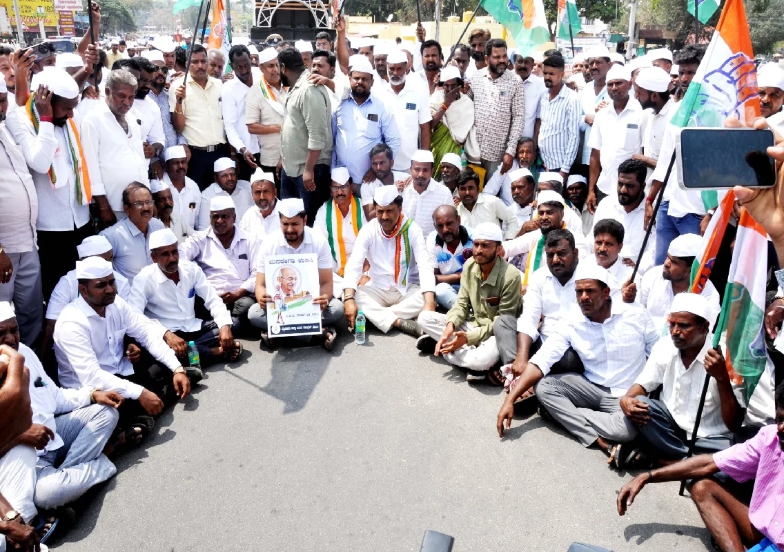ಮನರೇಗಾ ಉಳಿವಿಗಾಗಿ ಬೀದಿಗಿಳಿದ ಕಾಂಗ್ರೆಸ್, ನಂಜನಗೂಡಿನಲ್ಲಿ ಬೃಹತ್ ಪಾದಯಾತ್ರೆ! - News Karnataka