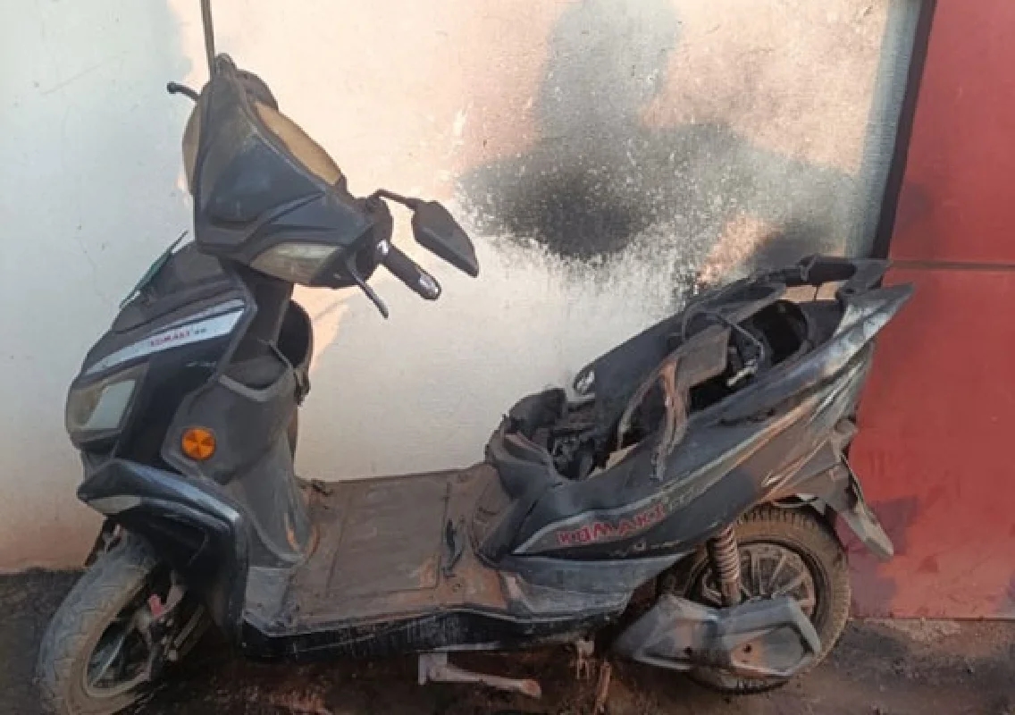 ಶಾರ್ಟ್ ಸರ್ಕ್ಯೂಟ್‌ನಿಂದ ಇಲೆಕ್ಟ್ರಿಕ್ ಸ್ಕೂಟರ್‌ಗೆ ಬೆಂಕಿ! - News Karnataka