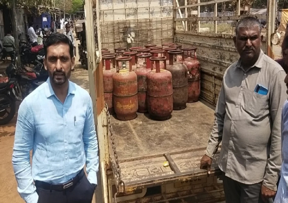 ಹೋಟೆಲ್‍ಗಳ ಮೇಲೆ ತಹಶೀಲ್ದಾರ್ ದಾಳಿ – 20 ಗೃಹ ಬಳಕೆ ಸಿಲಿಂಡರ್ ವಶಕ್ಕೆ! - News Karnataka