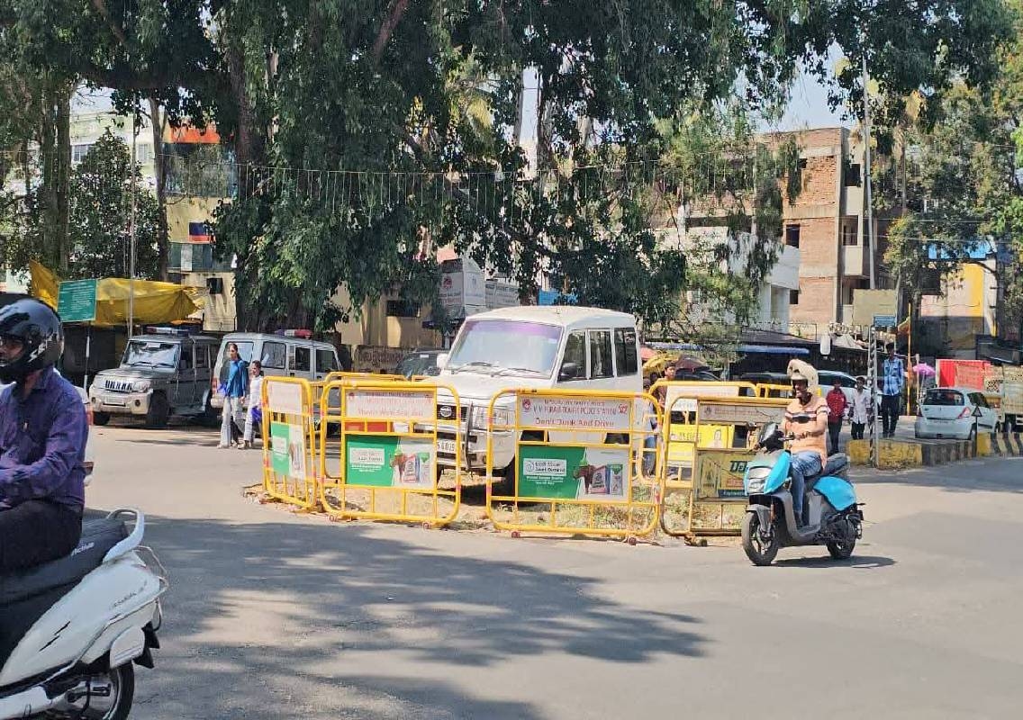 ವಿವಾದಿತ ಸರ್ಕಲ್ ನಲ್ಲಿ ಕಾರ್ ಪಾರ್ಕಿಂಗ್! - News Karnataka