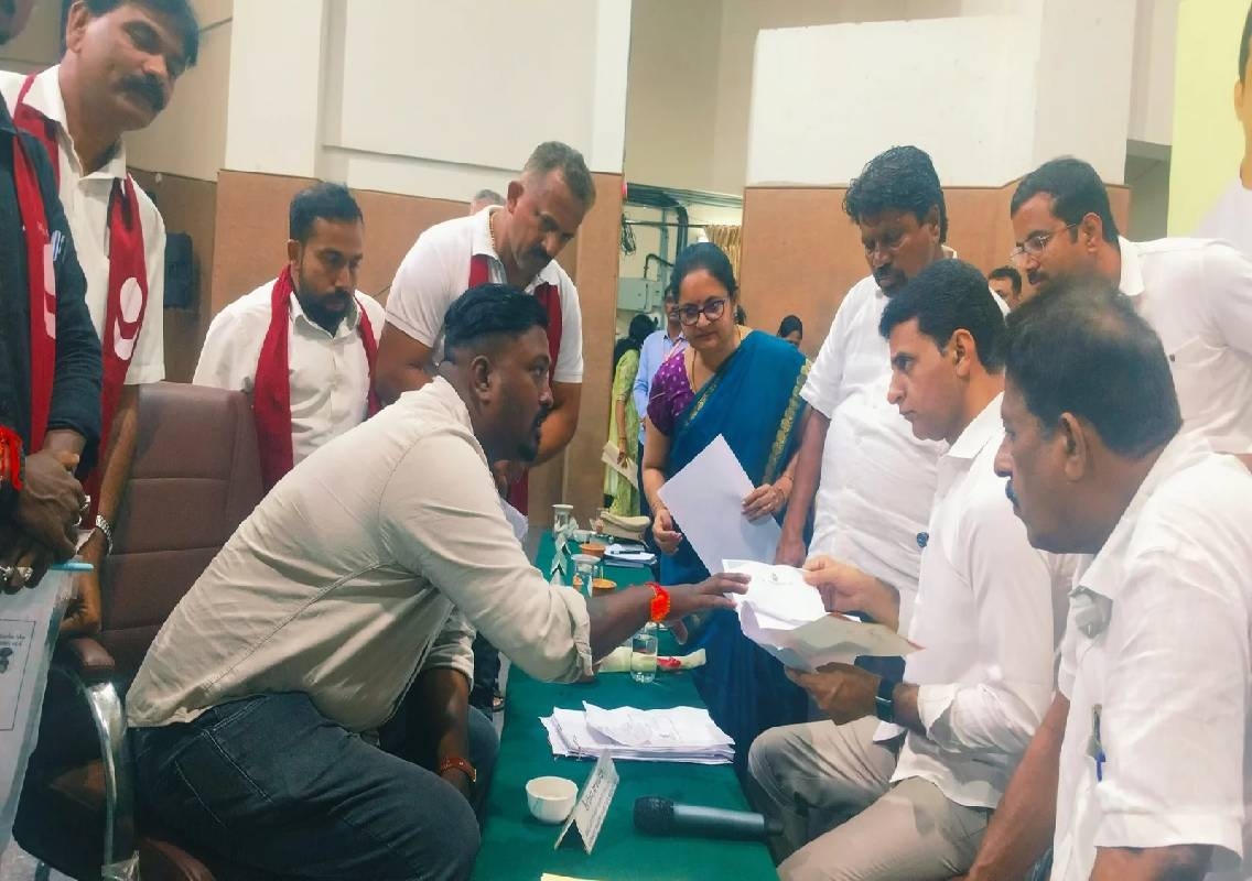 ಉಡುಪಿ: ಜಿಲ್ಲಾಧಿಕಾರಿ ಕಚೇರಿಯಲ್ಲಿ ಉಸ್ತುವಾರಿ ಸಚಿವರಿಗೆ ನೇರ ಮನವಿ: ಎಪಿಎಂಸಿ ಉಪ-ಗುತ್ತಿಗೆ ರದ್ದತಿಗೆ ಯುವ ಉದ್ಯಮಿ ಸುಶಾಂತ್ ಬ್ರಹ್ಮವರ ಆಗ್ರಹ - News Karnataka