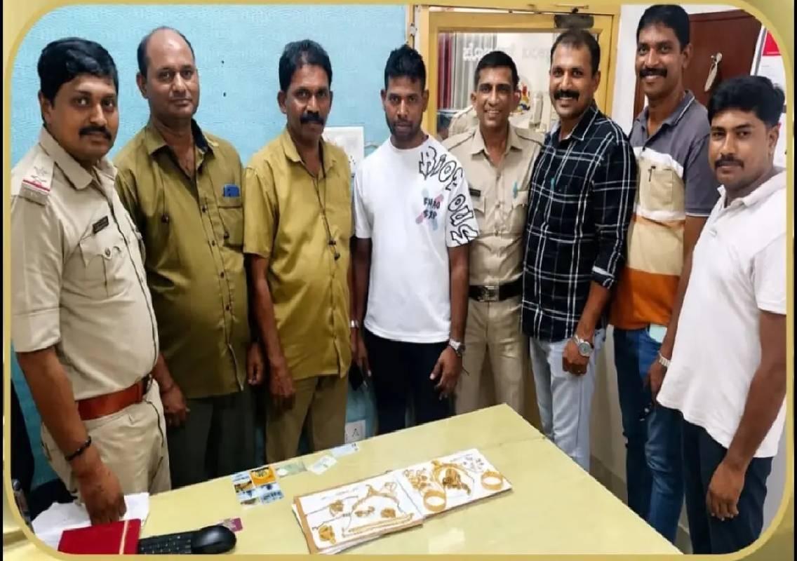 ಆಟೋದಲ್ಲಿ ಮರೆತಿದ್ದ ₹25 ಲಕ್ಷ ಮೌಲ್ಯದ ಚಿನ್ನಾಭರಣವಿದ್ದ ಬ್ಯಾಗ್ ವಾರಸುದಾರರಿಗೆ ಹಸ್ತಾಂತರ - News Karnataka