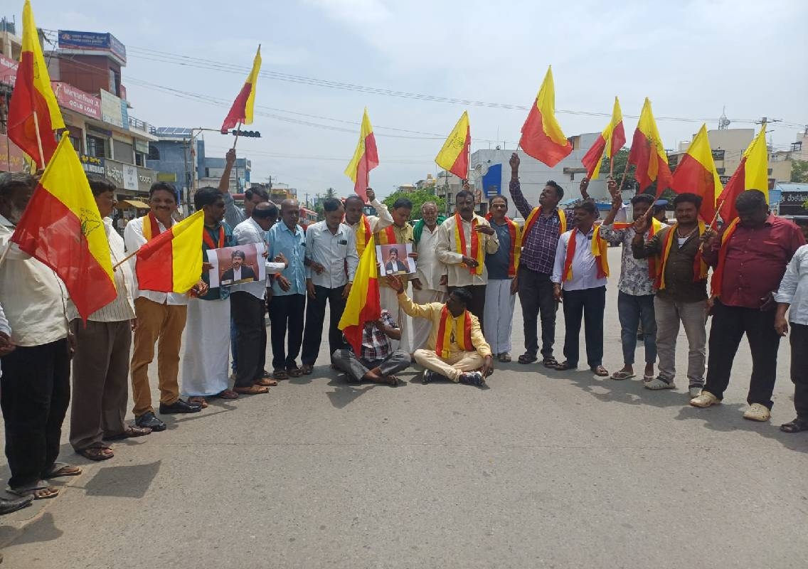 ತಮಿಳುನಾಡು ಸಿಎಂ ವಿರುದ್ದ ಚಾಮರಾಜನಗರದಲ್ಲಿ ಪ್ರತಿಭಟನೆ! - News Karnataka