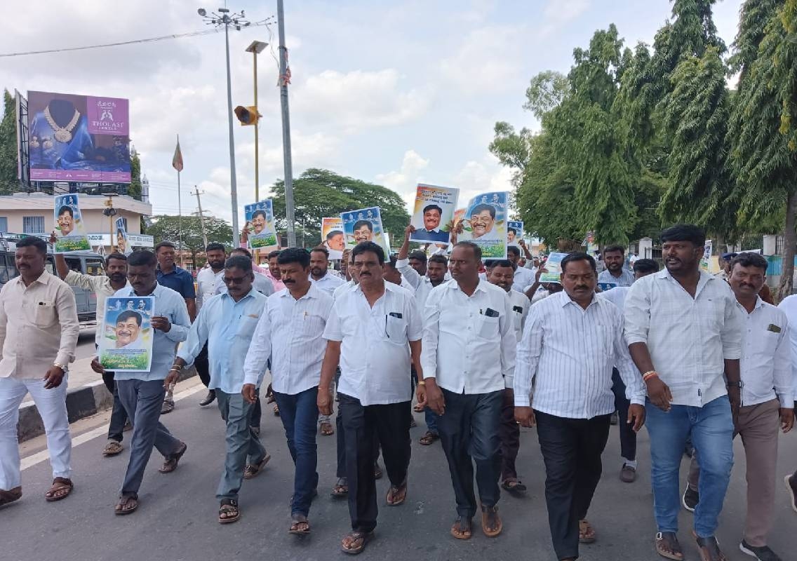 ಗುಂಡ್ಲುಪೇಟೆ : ಎಚ್.ಸಿ.ಮಹದೇವಪ್ಪಗೆ ಡಿಸಿಎಂ ಸ್ಥಾನ ನೀಡುವಂತೆ ದಲಿತ ಮುಖಂಡರು ಅಭಿಮಾನಿಗಳ ಒತ್ತಾಯ - News Karnataka