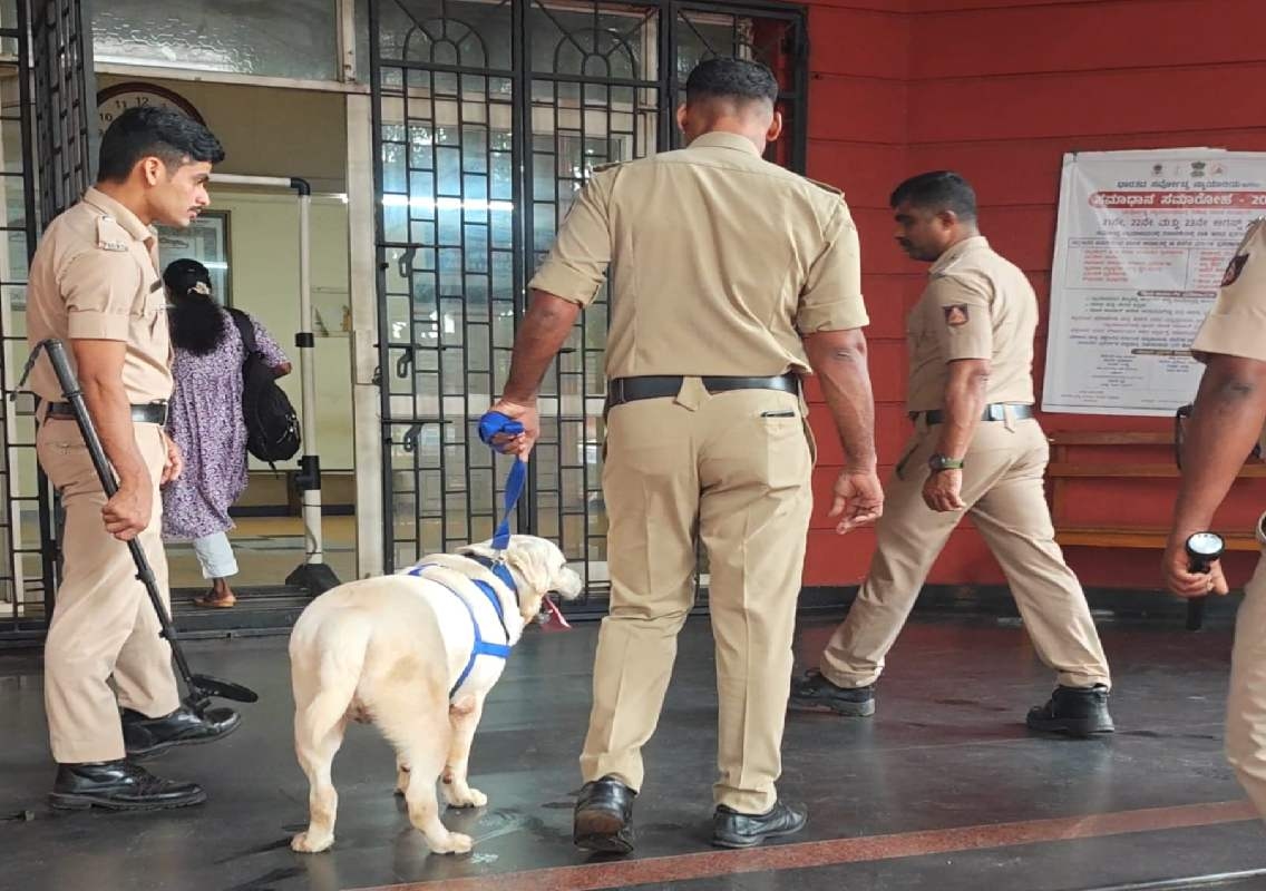 ಉಡುಪಿ ನ್ಯಾಯಾಲಯಕ್ಕೆ ಪದೇ ಪದೇ ಹುಸಿ ಬಾಂಬ್ ಬೆದರಿಕೆ: ಕೋರ್ಟ್ ಆವರಣದಲ್ಲಿ ಹೈ ಅಲರ್ಟ್, ತೀವ್ರ ತಪಾಸಣೆ! - News Karnataka
