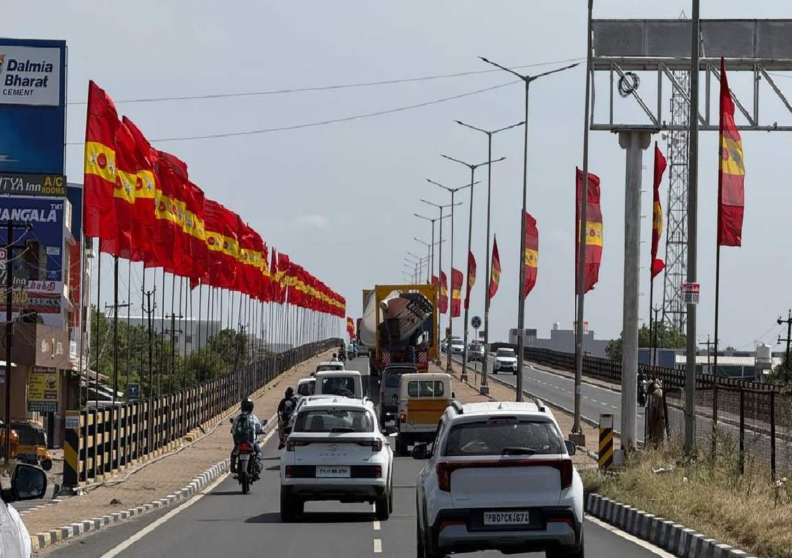 ಕರೂರ್ ಮಾರ್ಗವಾಗಿ ವಿಶೇಷ ವಿಮಾನದ ಮೂಲಕ ತಿರುಚ್ಚಿ ವಿಮಾನ ನಿಲ್ದಾಣಕ್ಕೆ ಆಗಮಿಸಿದ ಸಿಎಂ ವಿಜಯ್ - News Karnataka