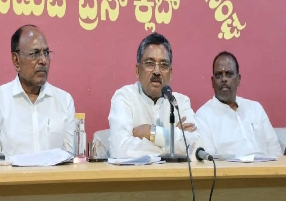 ರಾಮಮಂದಿರ ಹಗರಣದ ಬಗ್ಗೆ ಪೇಜಾವರ ಶ್ರೀಗಳು ಮೌನ ಯಾಕೆ? : ವಿ.ಎಸ್. ಉಗ್ರಪ್ಪ ಪ್ರಶ್ನೆ - News Karnataka