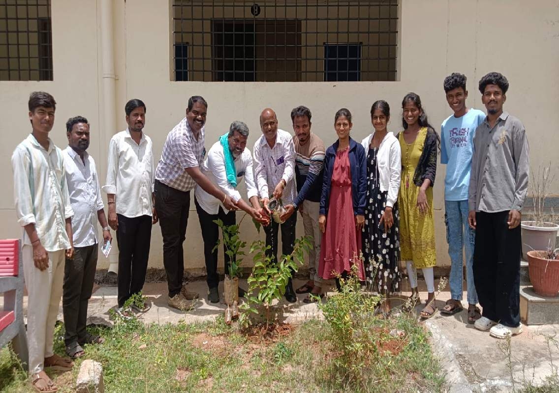 ಮಾಜಿ ಸಂಸದ ದಿ. ಆರ್. ಧ್ರುವನಾರಾಯಣ್ ರವರ 65ನೇ ಹುಟ್ಟುಹಬ್ಬ: ಗಿಡ ನೆಡುವ ಮೂಲಕ ಅರ್ಥಪೂರ್ಣ ಆಚರಣೆ - News Karnataka