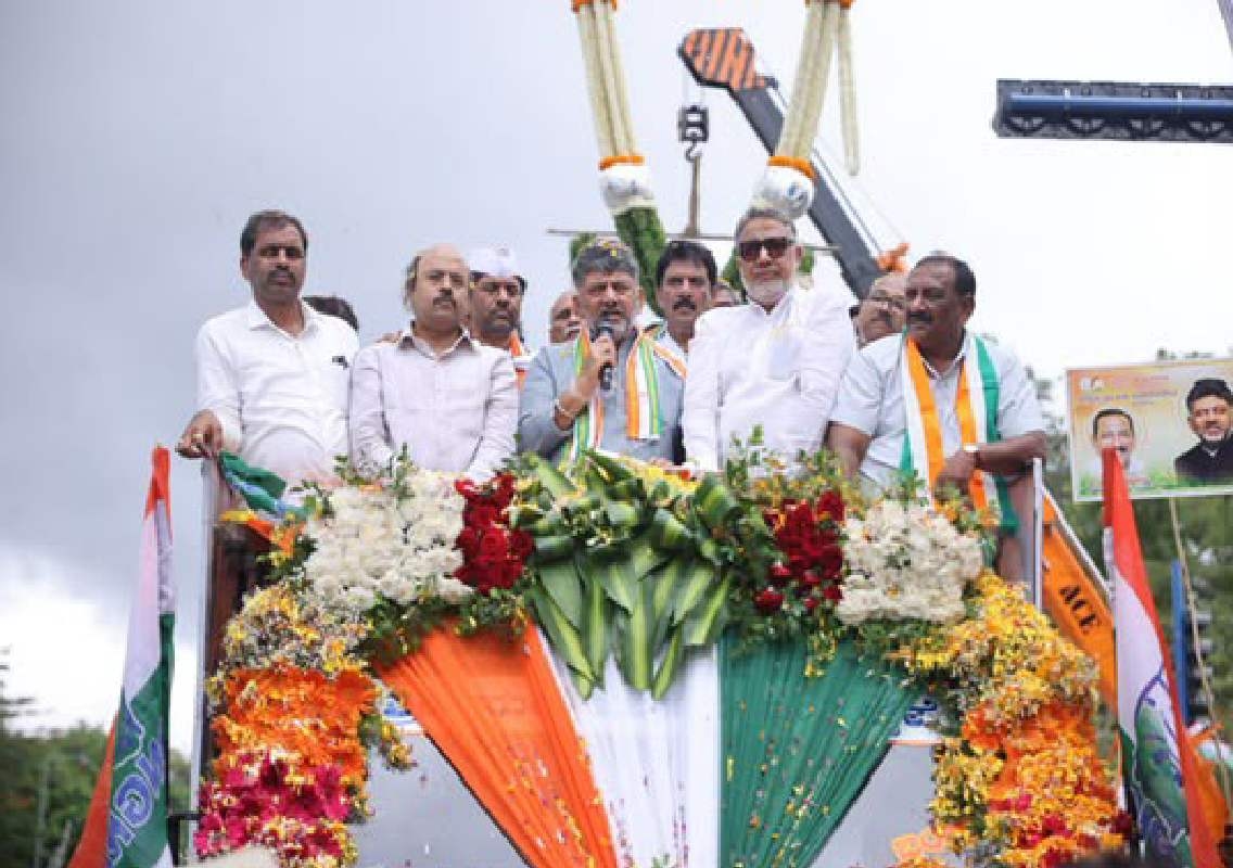 ಮೈಸೂರಿನಲ್ಲಿ ರೋಡ್ ಶೋ ಆರಂಭಕ್ಕೂ ಮುನ್ನಾ ಕೈ ಕಾರ್ಯಕರ್ತರನ್ನುದ್ದೇಶಿಸಿ ಭಾಷಣ ಮಾಡಿದ ಮುಖ್ಯಮಂತ್ರಿ ಡಿ ಕೆ ಶಿವಕುಮಾರ್! - News Karnataka