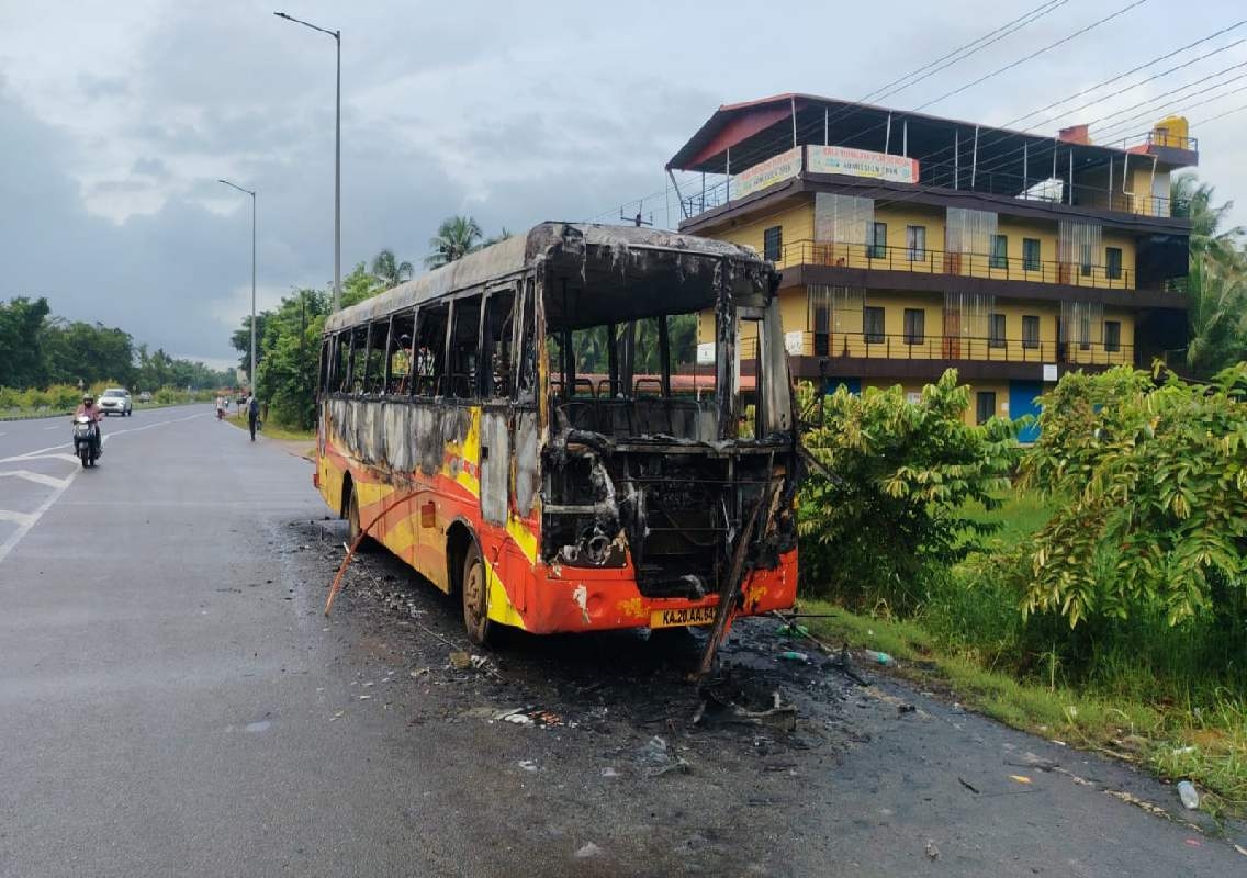 ಬ್ರಹ್ಮಾವರ: ಖಾಸಗಿ ಬಸ್ ಬೆಂಕಿಗಾಹುತಿ; ಏಳು ಪ್ರಯಾಣಿಕರು ಪಾರು - News Karnataka