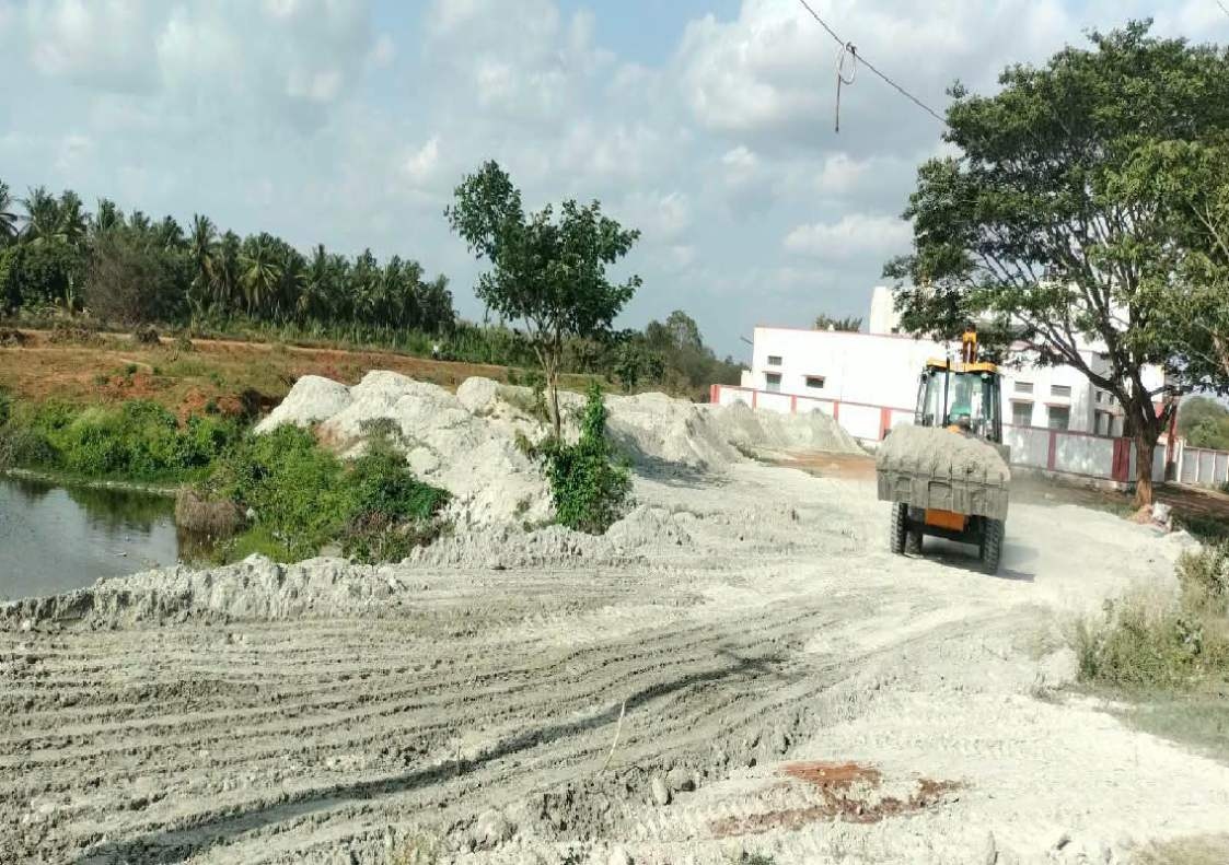 ಕೆರೆಗೆ ಮಾರಕವಾಗುತ್ತಿರುವ ಎಂ.ಸ್ಯಾಂಡ್ ಧೂಳು, ಕ್ರಷರ್ ಮಾಲೀಕನಿಗೆ ನೋಟೀಸ್ ನೀಡಿದ್ರೂ ಡೋಂಟ್ ಕೇರ್! - News Karnataka