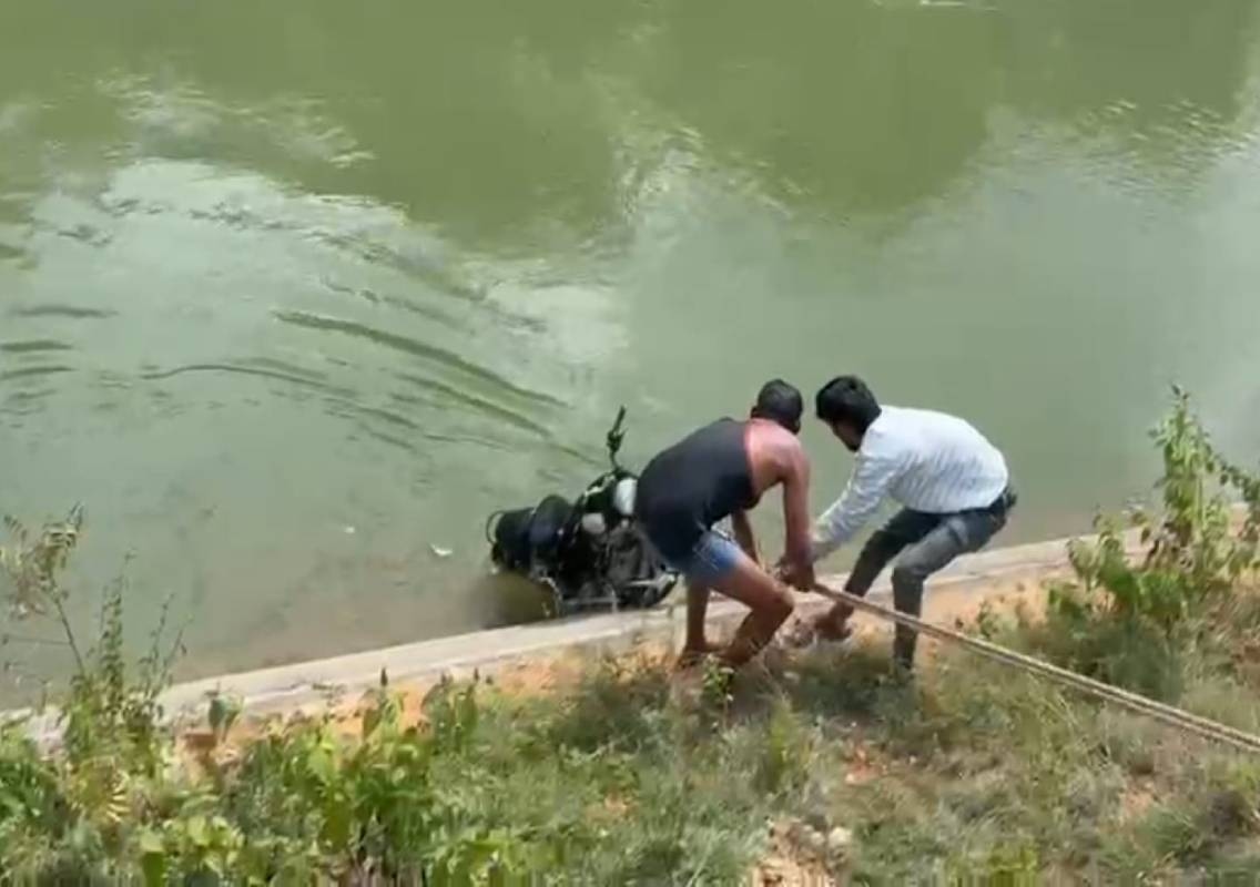 ಮನೆ ಮುಂದೆ ನಿಲ್ಲಿಸಿದ್ದ ಬುಲೆಟ್ ಬೈಕ್ ಕದ್ದು ನಾಲೆಗೆ ಎಸೆದ ಕಿಡಿಗೇಡಿಗಳು; ಸಿಸಿಟಿವಿಯಲ್ಲಿ ದೃಶ್ಯ ಸೆರೆ - News Karnataka