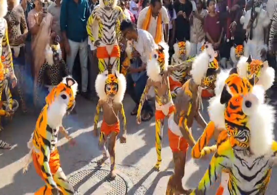 ಉಡುಪಿಯಲ್ಲಿ ಗರಿಗೆದರಿದ ಅಷ್ಟಮಿ ಸಂಭ್ರಮ: ರಸ್ತೆಗೆ ಇಳಿದ ಹುಲಿಗಳು - News Karnataka
