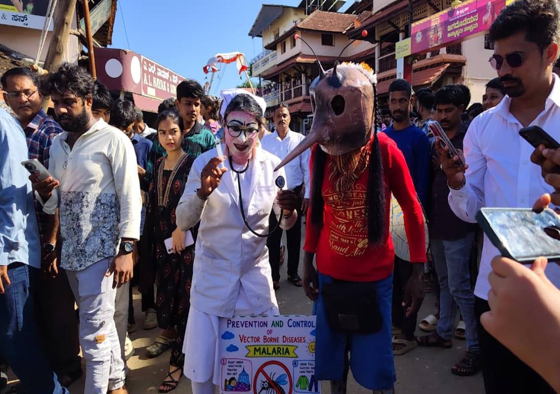 ವಿಟ್ಲಪಿಂಡಿಯಲ್ಲಿ ‘ಸೊಳ್ಳೆ’–‘ನರ್ಸ್’ ಜೋಡಿ ವಿಶೇಷ ಆಕರ್ಷಣೆ: ವೇಷದ ಮೂಲಕ ಆರೋಗ್ಯ ಜಾಗೃತಿ! - News Karnataka