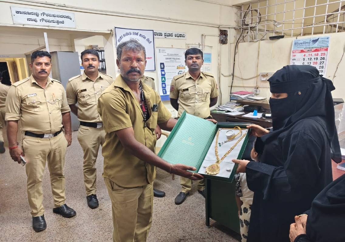 ರಿಕ್ಷಾದಲ್ಲಿ ಮರೆತುಹೋದ 48 ಗ್ರಾಂ ಚಿನ್ನದ ನೆಕ್ಲೇಸ್; ಪ್ರಾಮಾಣಿಕತೆ ಮೆರೆದ ಚಾಲಕ ಬಸವರಾಜ, ವಾರಸುದಾರರಿಗೆ ಹಸ್ತಾಂತರ - News Karnataka