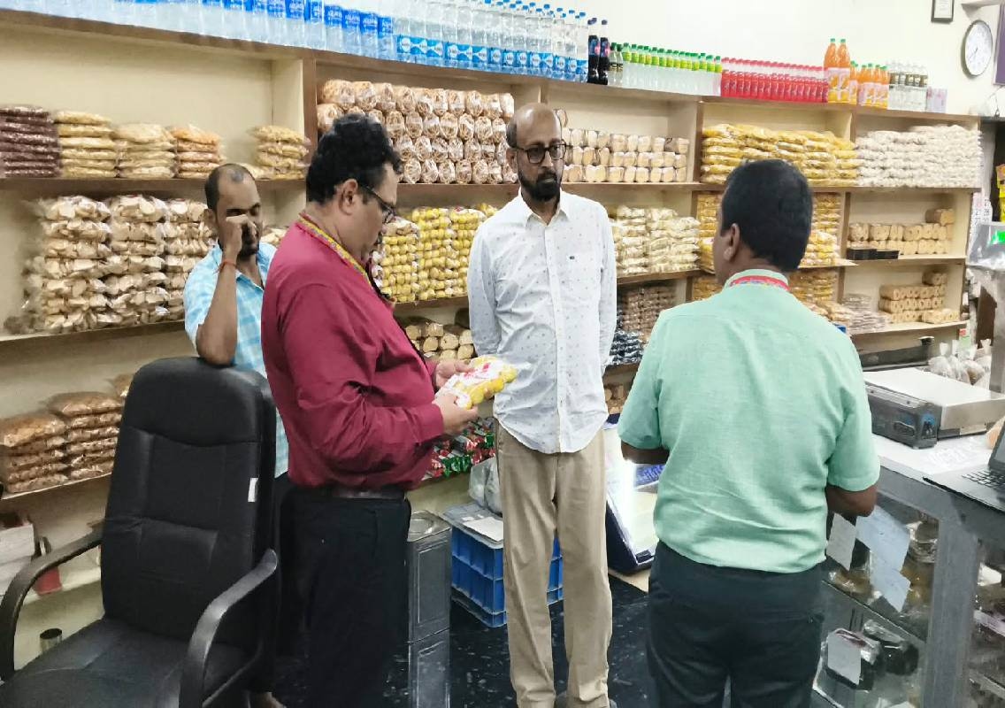ಆಹಾರ ಉತ್ಪನ್ನಗಳನ್ನು ರಿಪ್ಯಾಕ್ ಮಾಡಿ ಮಾರಾಟ ಮಾಡುತ್ತಿರುವ ಜಿ.ಐ ಬೇಕರಿ ಮೇಲೆ ದಾಳಿ - News Karnataka