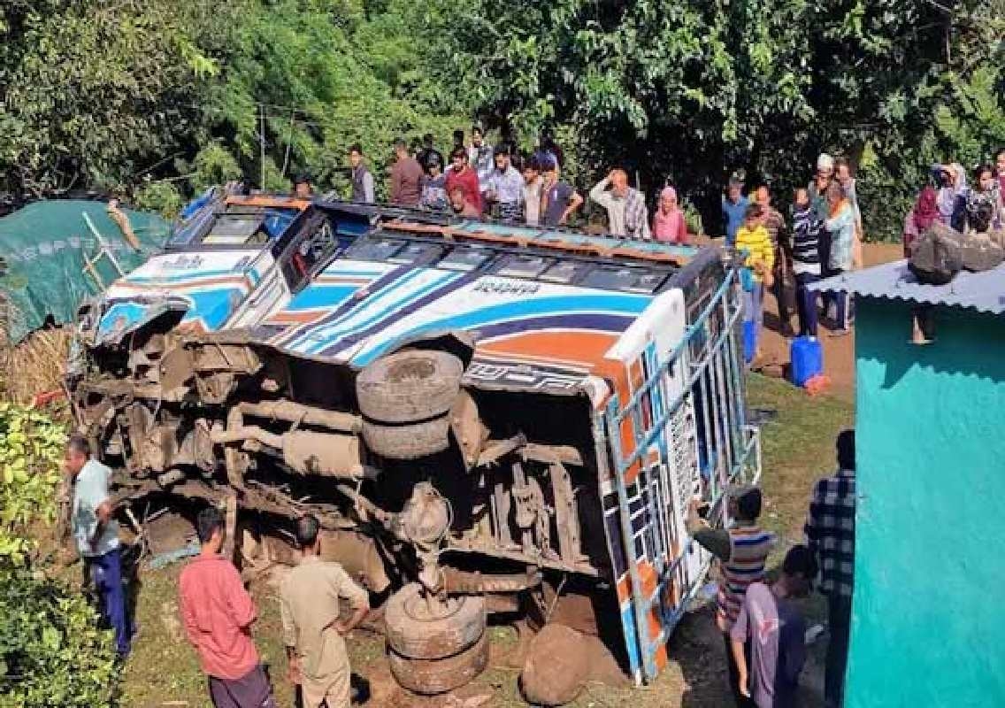 ಕಂದಕಕ್ಕೆ ಉರುಳಿದ ಬಸ್‌ – ಇಬ್ಬರು ಮೃತ್ಯು, 15ಕ್ಕೂ ಹೆಚ್ಚು ಮಂದಿಗೆ ಗಾಯ - News Karnataka
