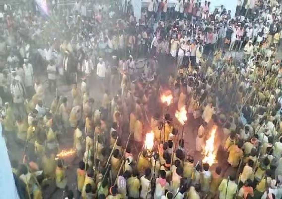ಆಂಧ್ರದಲ್ಲಿ ಬಡಿಗೆ ಕಾಳಗದ ವೇಳೆ ಕಾಲ್ತುಳಿತ- ಓರ್ವ ಸಾವು, 100 ಜನರಿಗೆ ಗಾಯ - News Karnataka