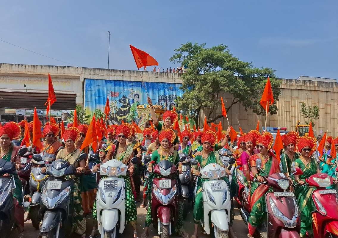 ಕಿತ್ತೂರು ಉತ್ಸವದಲ್ಲಿ ಮಹಿಳಾ ಬೈಕ್ ರ್ಯಾಲಿ: ದೇಶಭಕ್ತಿಯ ಸಂಭ್ರಮ - News Karnataka