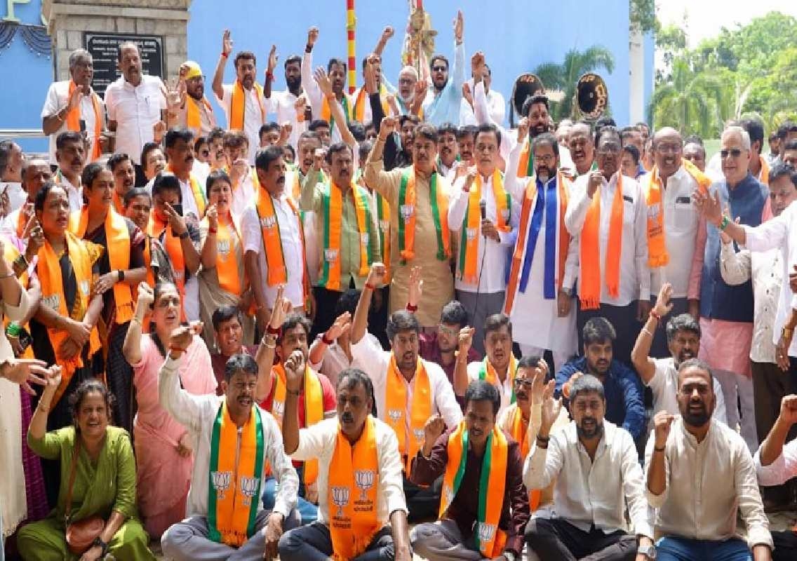 ಮೋದಿ ಕುರಿತ ಖರ್ಗೆಯವರ ಹೇಳಿಕೆಗಳ ವಿರುದ್ಧ ಬೆಂಗಳೂರಿನಲ್ಲಿ ಬಿಜೆಪಿ ಪ್ರತಿಭಟನೆ - News Karnataka