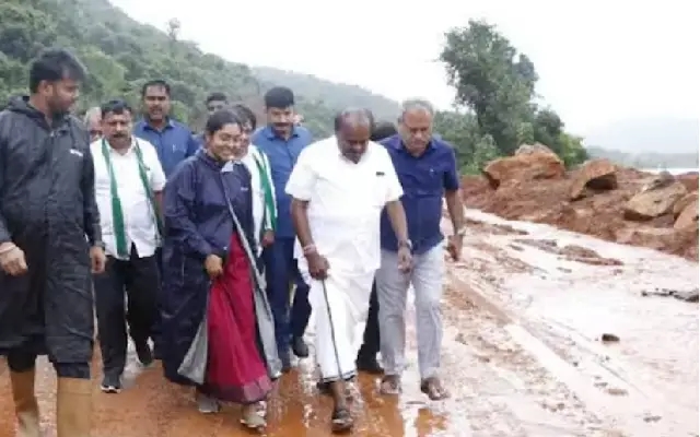 ಶಿರೂರಿಗೆ ಕುಮಾರಸ್ವಾಮಿ ಭೇಟಿ: ನಾಪತ್ತೆ ಆಗಿರುವ ವ್ಯಕ್ತಿಯ ಮಕ್ಕಳಿಗೆ ನೌಕರಿ ಭರವಸೆ - News Karnataka