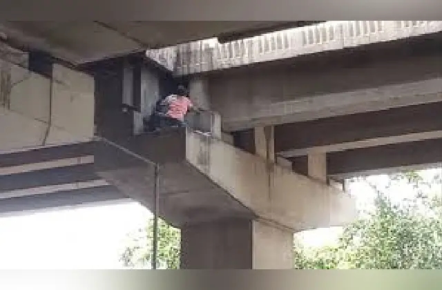 ಸ್ಕೂಟಿಗೆ ಕಾರು ಡಿಕ್ಕಿ: ಪಿಲ್ಲರ್ ಮೇಲೆ ಸಿಲುಕಿಕೊಂಡ ಯುವತಿ! - News Karnataka