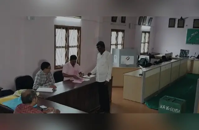ವಿಧಾನಪರಿಷತ್ ಉಪಚುನಾವಣೆ: ಸಂಸದ ಕೋಟ ಶ್ರೀನಿವಾಸ ಪೂಜಾರಿ ಅವರಿಂದ ಮತದಾನ - News Karnataka