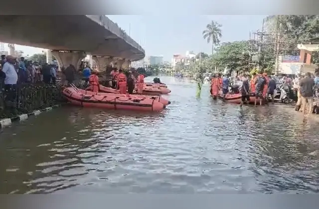 ಬೆಂಗಳೂರಿನಲ್ಲಿ ಧಾರಾಕಾರ ಮಳೆ: ರಸ್ತೆಗಳಲ್ಲಿ ದೋಣಿಗಳ ಸಂಚಾರ ಸ್ಥಗಿತ - News Karnataka