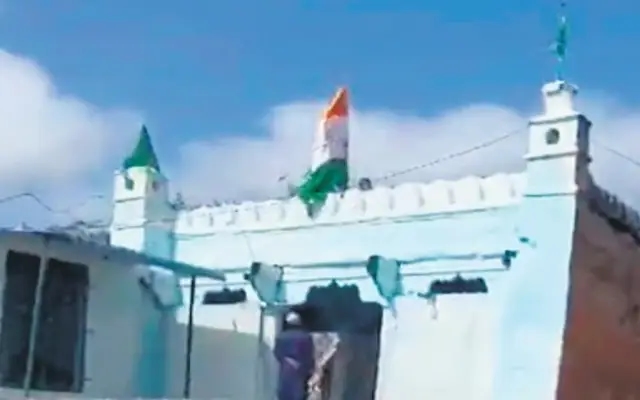 ಅರೇಬಿಕ್ ಅಕ್ಷರಗಳುಳ್ಳ ತ್ರಿವರ್ಣ ಧ್ವಜ ಹಾರಾಟ : ಇಬ್ಬರ ಬಂಧನ - News Karnataka