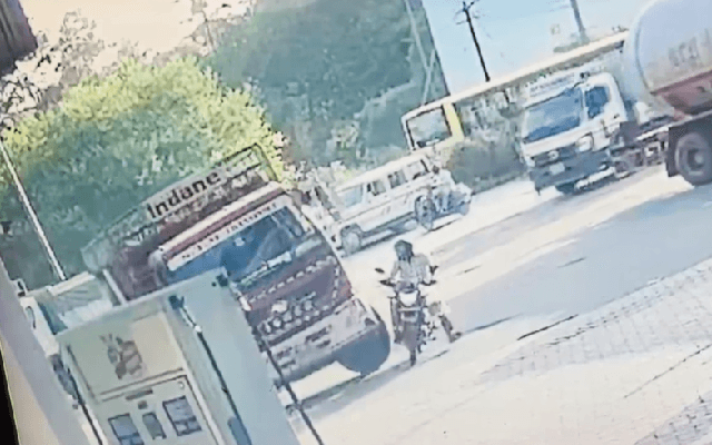 ಕೆಪಿಟಿ ಬಳಿ ಲಾರಿಯಡಿ ಬಿದ್ದ ಬೈಕ್ ಸವಾರ; ದೃಶ್ಯ ಸಿಸಿಟಿವಿಯಲ್ಲಿ ಸೆರೆ - News Karnataka