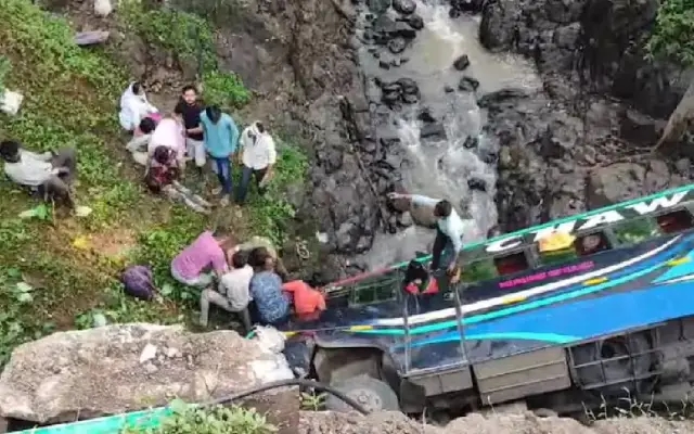ಕಂದಕಕ್ಕೆ ಉರುಳಿದ ಬಸ್, ನಾಲ್ವರು ಸಾವು, 40ಕ್ಕೂ ಅಧಿಕ ಮಂದಿಗೆ ಗಾಯ - News Karnataka