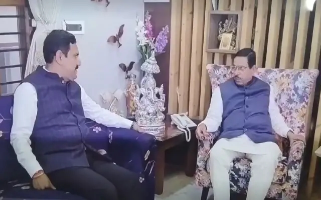 ಪ್ರಹ್ಲಾದ್ ಜೋಶಿ ನಿವಾಸಕ್ಕೆ ವಿಜಯೇಂದ್ರ ಭೇಟಿ: ಅದ್ದೂರಿಯಾಗಿ ಸ್ವಾಗತಿಸಿದ ಸಚಿವರು - News Karnataka
