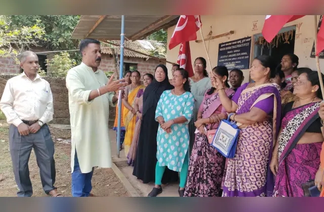 ಕಾರ್ಕಳ: ಹಾಳಾದ ಬೀಡಿ ಎಲೆ ವಿತರಣೆ: ಕಾರ್ಮಿಕರಿಂದ ಪ್ರತಿಭಟನೆ, ಕಂಪೆನಿಗೆ ಮುತ್ತಿಗೆ - News Karnataka
