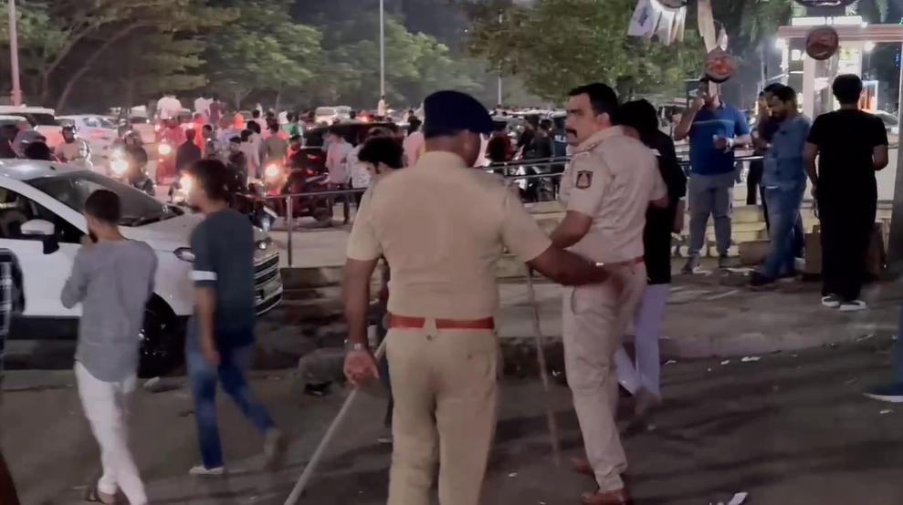 ಮಣಿಪಾಲದಲ್ಲಿ ಕಳೆಗಟ್ಟಿದ ನ್ಯೂ ಇಯ‌ರ್ ಪಾರ್ಟಿ: ಪಬ್‌ಗಳಲ್ಲಿ ವಿದ್ಯಾರ್ಥಿಗಳಿಂದ ಹೊಸ ವರ್ಷಕ್ಕೆ "ಚಿಯರ್ಸ್" - News Karnataka