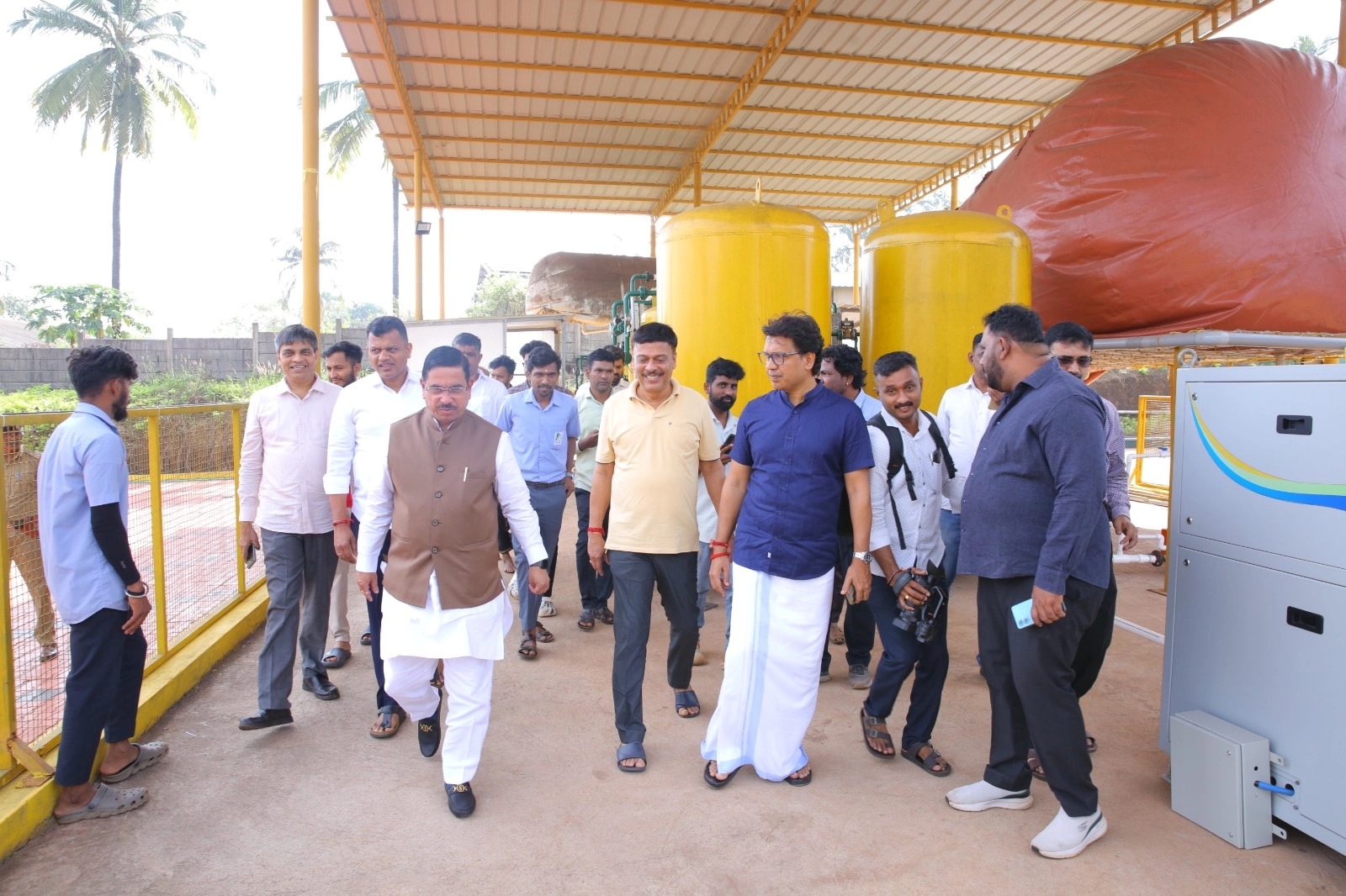 ಬಂಟ್ವಾಳ: ಸಚಿವ ಪ್ರಹ್ಲಾದ ಜೋಶಿ ಒಡ್ಡೂರು ಫಾರ್ಮ್ಸ್ ಬಳಿ ಇರುವ ಸಿ‌ಎನ್.ಜಿ.ಘಟಕಕ್ಕೆ ಭೇಟಿ - News Karnataka