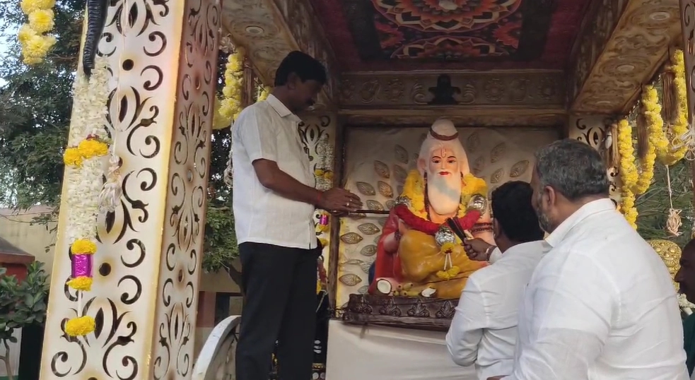 ಅದ್ದೂರಿಯಾಗಿ ನಡೆದ ವಾಲ್ಮೀಕಿ ಜಯಂತಿ: ಕಾರ್ಯಕ್ರಮ ಉದ್ಘಾಟಿಸಿದ ಮಾಜಿ ಶಾಸಕ ಬಿ.ಹರ್ಷವರ್ಧನ್ - News Karnataka