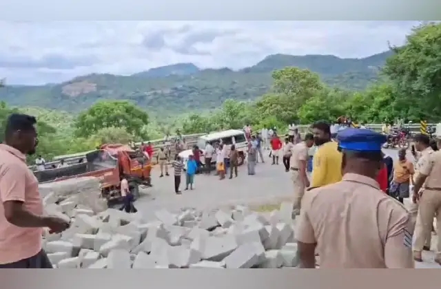 ಹಾಲೋ ಬ್ಲಾಕ್​ ತುಂಬಿದ್ದ ಟೆಂಪೋ ಬೈಕ್ ಮೇಲೆ ಪಲ್ಟಿ: ಮೂವರು ಮೃತ್ಯು - News Karnataka