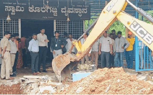 ಮೈಸೂರಿನಲ್ಲಿದ್ದ ಕೊರಗಜ್ಜ ದೇವಸ್ಥಾನ ನೆಲಸಮಗೊಳಿಸಿದ ಜಿಲ್ಲಾಡಳಿತ - News Karnataka