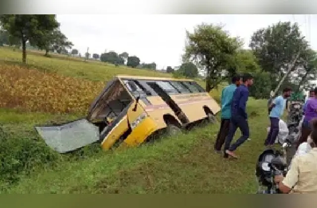 ಮಧ್ಯಪ್ರದೇಶದ ಶಾಜಾಪುರದಲ್ಲಿ ನಿಯಂತ್ರಣ ತಪ್ಪಿ ಶಾಲಾ ಬಸ್ ಪಲ್ಟಿ - News Karnataka