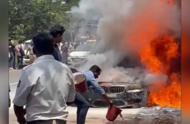ನಡು ರಸ್ತೆಯಲ್ಲೇ ಹೊತ್ತಿ ಉರಿದ ಐಷಾರಾಮಿ ಬಿಎಂಡಬ್ಲ್ಯು ಕಾರ್ - News Karnataka