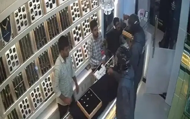 ಹೆಲ್ಮೆಟ್ ಧರಿಸಿ ಆಭರಣ ಅಂಗಡಿಗೆ ನುಗ್ಗಿದ ದುಷ್ಕರ್ಮಿಗಳು : ಚಿನ್ನ ಕದ್ದು ಪಾರಾರಿ - News Karnataka