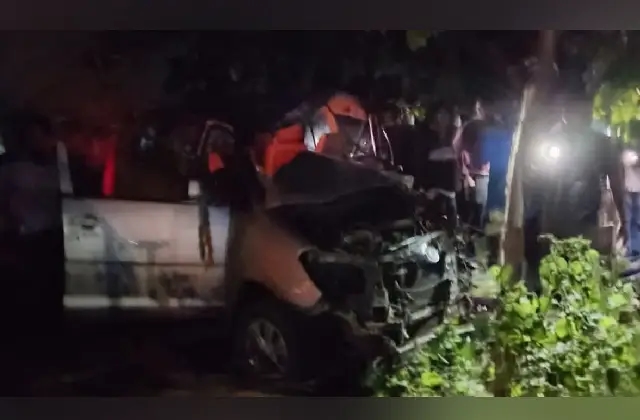 ಕಾರು ಮರಕ್ಕೆ ಡಿಕ್ಕಿ: ಇಬ್ಬರು ಮೃತ್ಯು, ನಾಲ್ವರಿಗೆ ಗಂಭೀರ! - News Karnataka