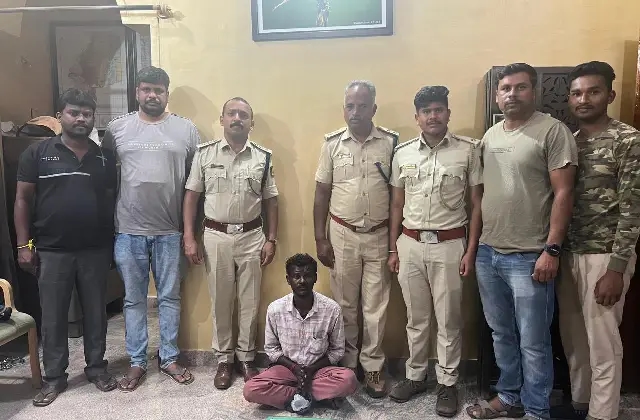 ತಮಿಳುನಾಡಿಗೆ ಹುಲಿ ಉಗುರು ಸಾಗಿಸುತ್ತಿದ್ದ ವ್ಯಕ್ತಿ ಬಂಧನ - News Karnataka