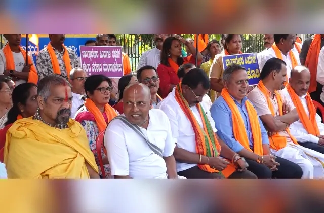 ಬಾಂಗ್ಲಾದಲ್ಲಿ ಚಿನ್ಮಯ ಕೃಷ್ಣದಾಸ ಪ್ರಭು ಬಂಧನ ಖಂಡಿಸಿ ಮಂಗಳೂರಿನಲ್ಲಿ ಪ್ರತಿಭಟನೆ - News Karnataka