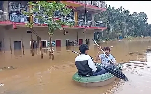 ಮಳೆಯ ಅಬ್ಬರಕ್ಕೆ ಬಾಳೆಹೊನ್ನೂರು ಮುಳುಗಡೆ : ಬೋಟ್ ಬಳಸಿ ಜನರ ರಕ್ಷಣೆ - News Karnataka
