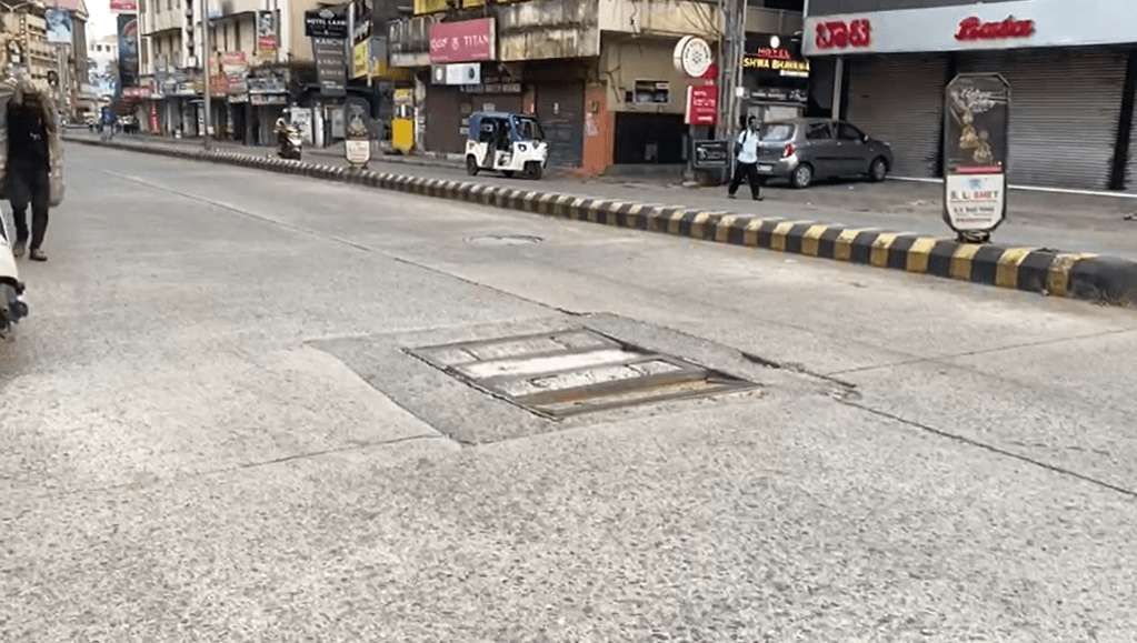 ಕೆ.ಎಸ್.ರಾವ್ ರಸ್ತೆ, ಮತ್ತು ಹಂಪನ್ಕಟ್ಟೆ ಸಿಗ್ನಲ್ ಬಳಿ ಅಪಾಯಕಾರಿ ಕೇಬಲ್ ಛೇಂಬ‌ರ್! - News Karnataka