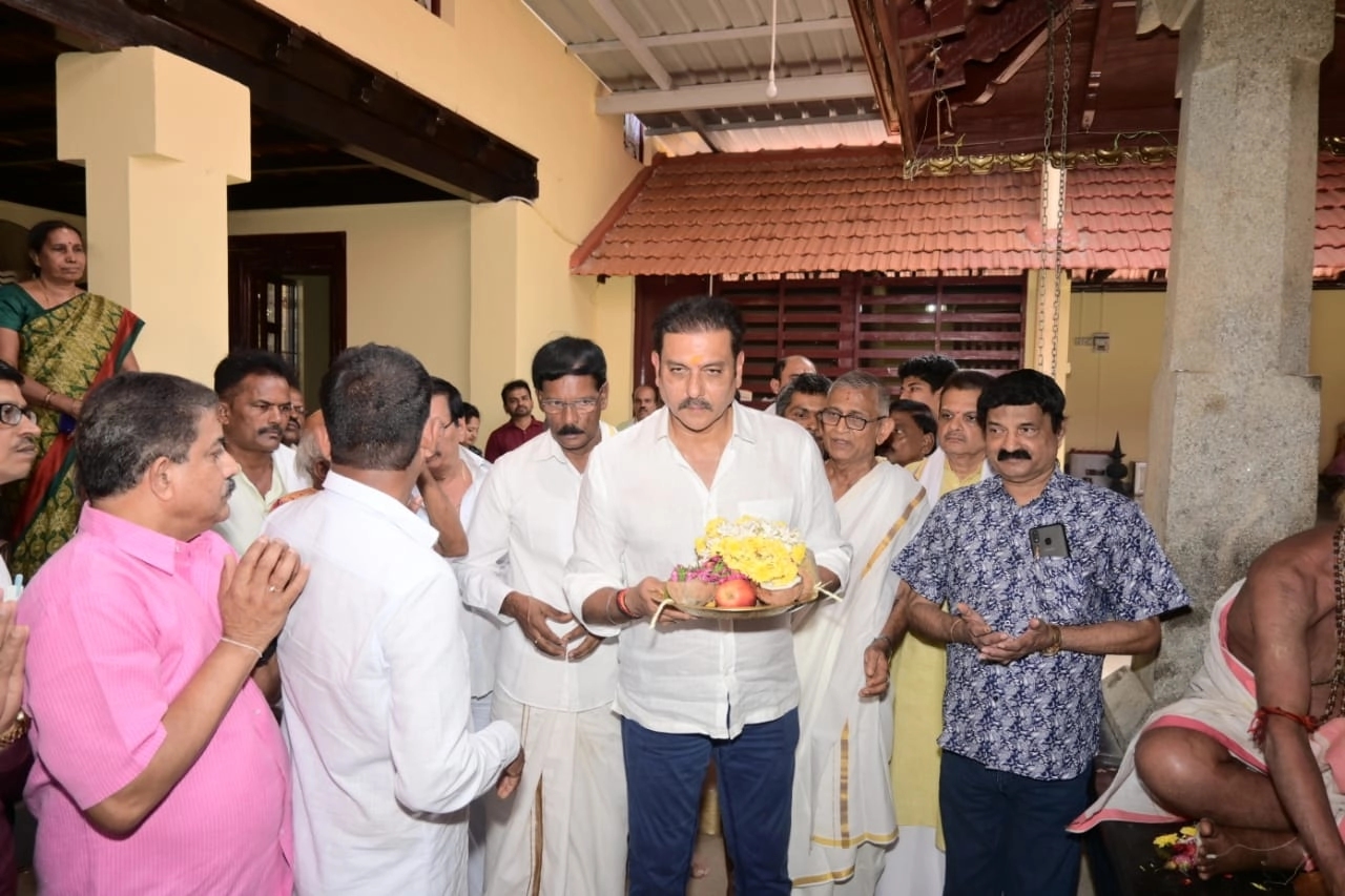 ಕಾರ್ಕಳದ ಕರ್ವಾಲು ವಿಷ್ಣುಮೂರ್ತಿ ದೇವಾಲಯಕ್ಕೆ ಖ್ಯಾತ ಕ್ರಿಕೆಟಿಗ ರವಿ ಶಾಸ್ತ್ರಿ ಭೇಟಿ - News Karnataka