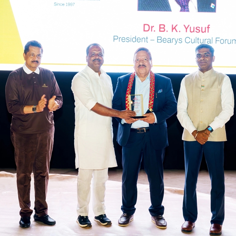 ಯುಎಇಯಲ್ಲಿ ತುಂಬೆ ಗ್ರೂಪ್ 28 ವರ್ಷಗಳ ಪಯಣದ ಸಂಭ್ರಮ; ಜೀವಮಾನದ ಸಾಧನಗಾಗಿ ಮೊಹಮ್ಮದ್ ಮೀರಾನ್, ಡಾ. ಬಿ. ಕೆ. ಯೂಸುಫ್ ಅವರಿಗೆ ಗೌರವ ಪ್ರಶಸ್ತಿ ಪ್ರಧಾನ - News Karnataka
